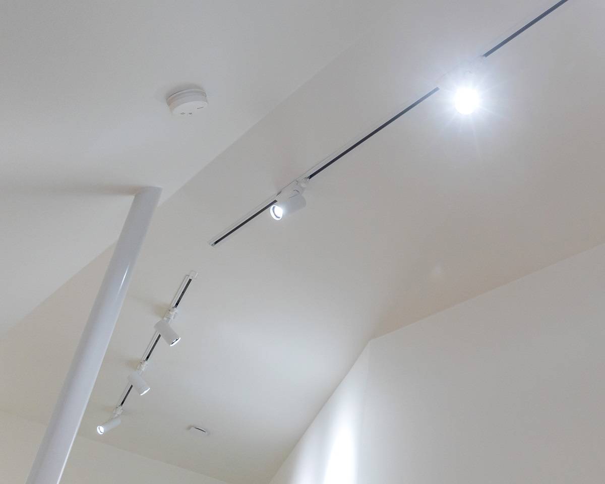 The life cycle of the LED is long in the FOKUS track lighting system.