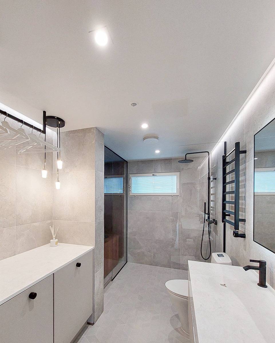 LED spotlights in the center of the bathroom space