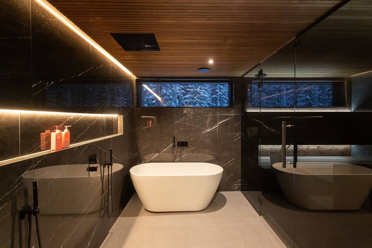 Led in the bathroom ceiling and on the long shampoo shelf add to the ambience.
