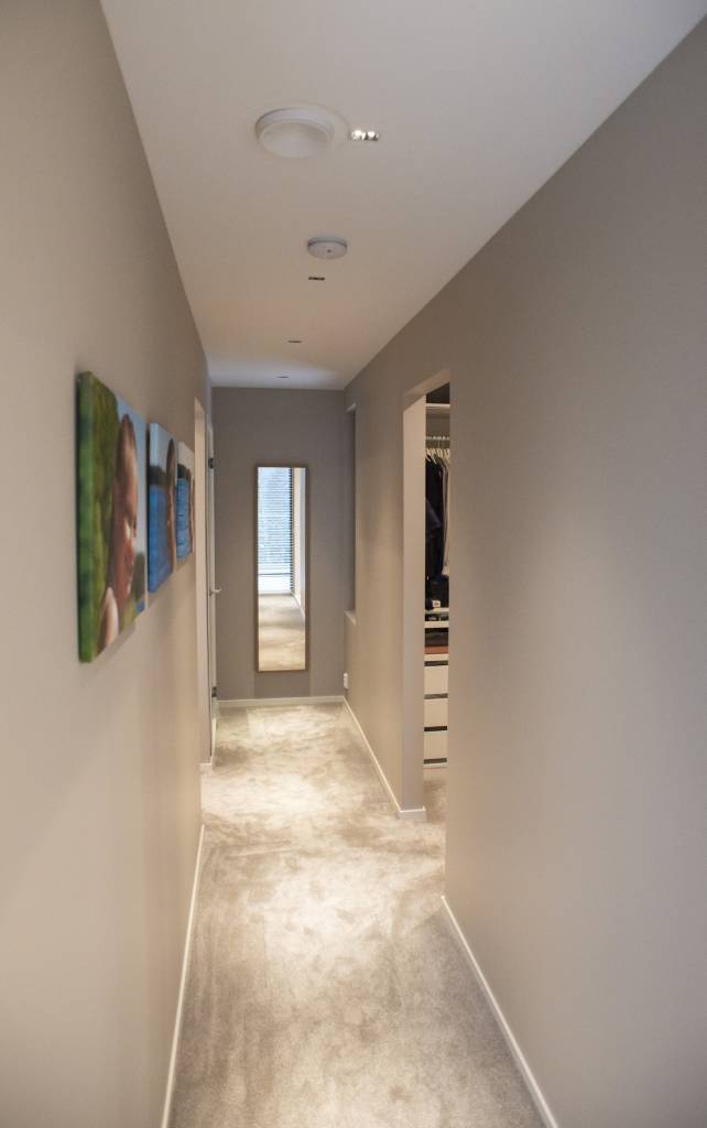 The LINJA 2 spotlights bring cosy light into the hallway.