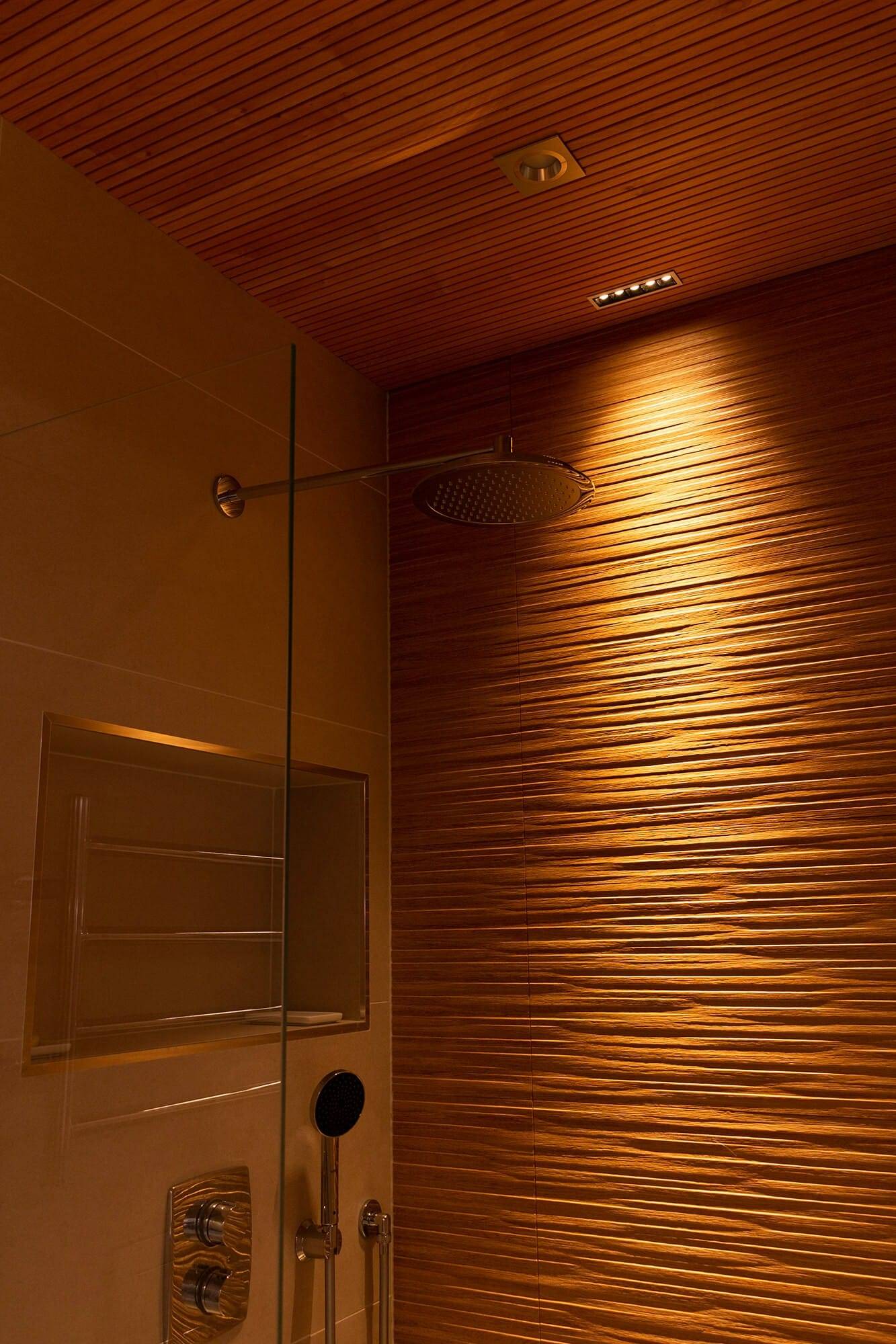 A beautiful light wedge on the wall is possible with LINJA spotlights. narrow wedge