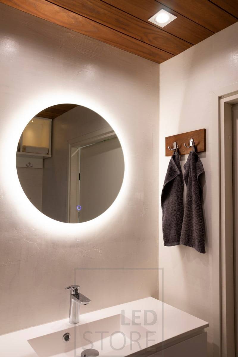 The smaller MOON light mirror with a diameter of 600mm is ideal for bathrooms and toilets to add atmosphere and extra lighting (IP55). The KANTTI spotlight above the mirror provides direct light to the face. Ledstore.fi