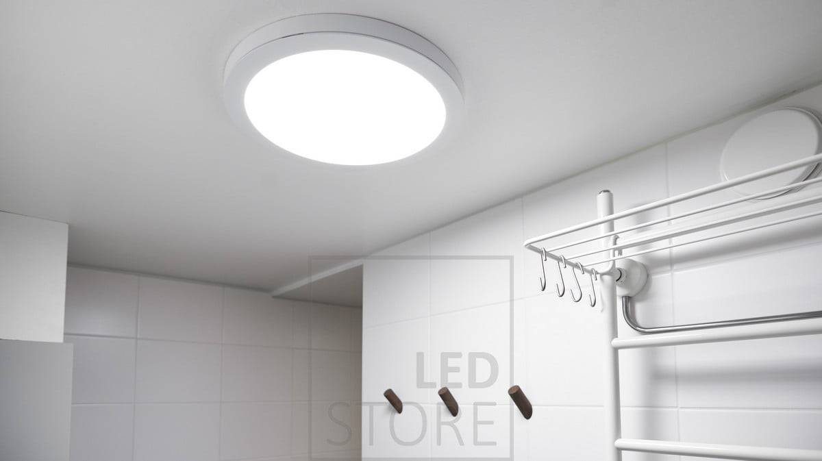 Dimmable and moisture-proof (IP44) surface-mounted plafond to illuminate your bathroom