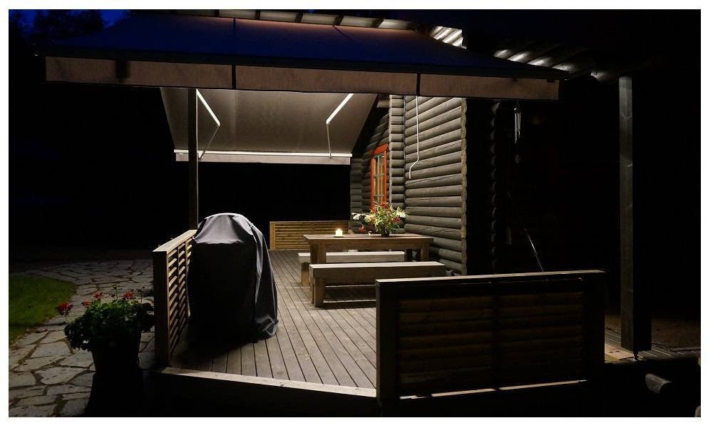 Light shines from the terrace ceiling onto the terrace.