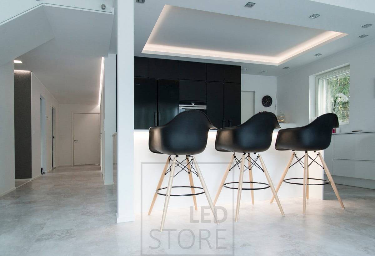 In the kitchen, indirect lighting is complemented by LED spotlights running around the soffit. Ledstore.fi 