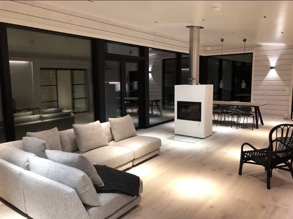 Living room with Linja5 spotlights and FUNK wall light on the back wall