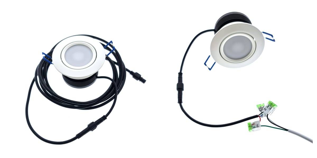Kaksi pyöreää LED-alasvaloa, joissa on mustat kaapelit. Toisen valaisimen kaapeli on kierretty sen ympärille, kun taas toisen valaisimen kaapeli on vedetty suoraksi ja liittimet ovat esillä. Molemmat tyylikkäät LED-valot erottuvat selkeästi kirkkaan valkoista taustaa vasten, korostaen niiden modernia muotoilua. Tutustu näihin huippulaadukkaisiin valaistusratkaisuihin LedStore.fi verkkokaupassamme!