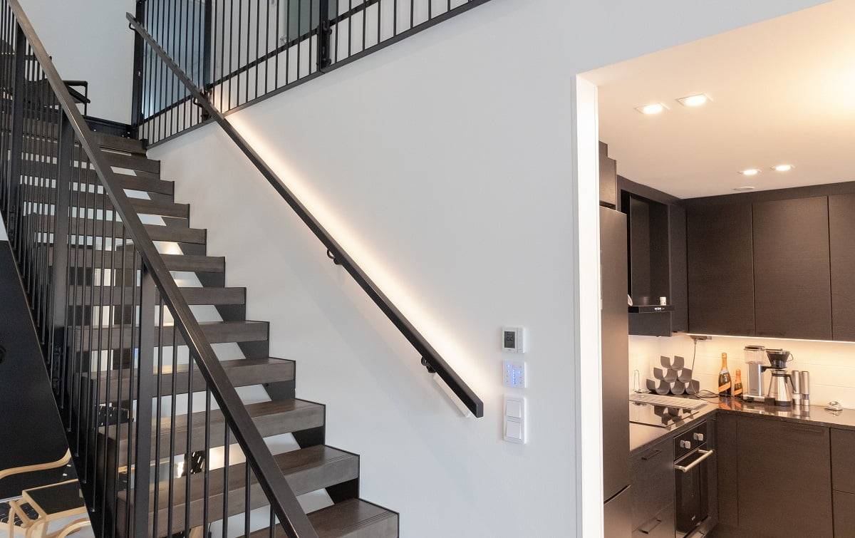 LED light control The LED strip on the staircase provides the right colour temperature for the atmosphere. In addition, the strip is dimmable.  ©LedStore