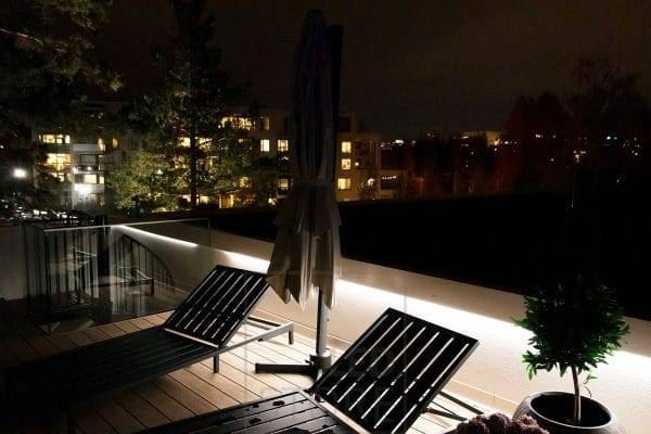 Under the terrace lighting railing, a led strip indirectly illuminates the terrace.