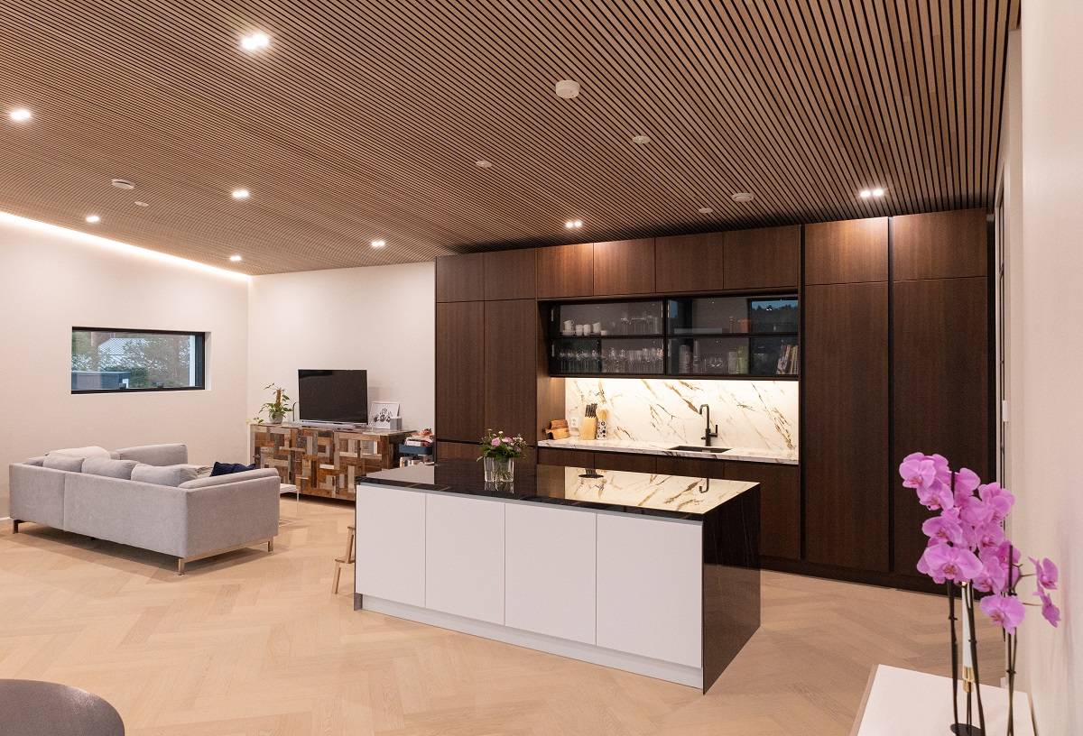 The LED spotlights are evenly spaced in the living room, on the slatted ceiling, where they provide good general lighting.