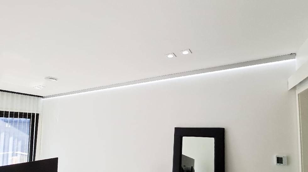Indirect light at the ceiling-wall interface with cold white light.