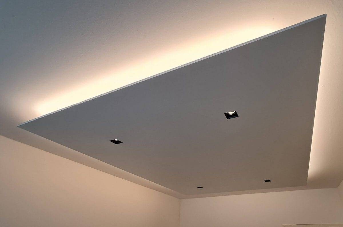 Lighting renovation of the plaster ceiling ready, warm tinted light selected