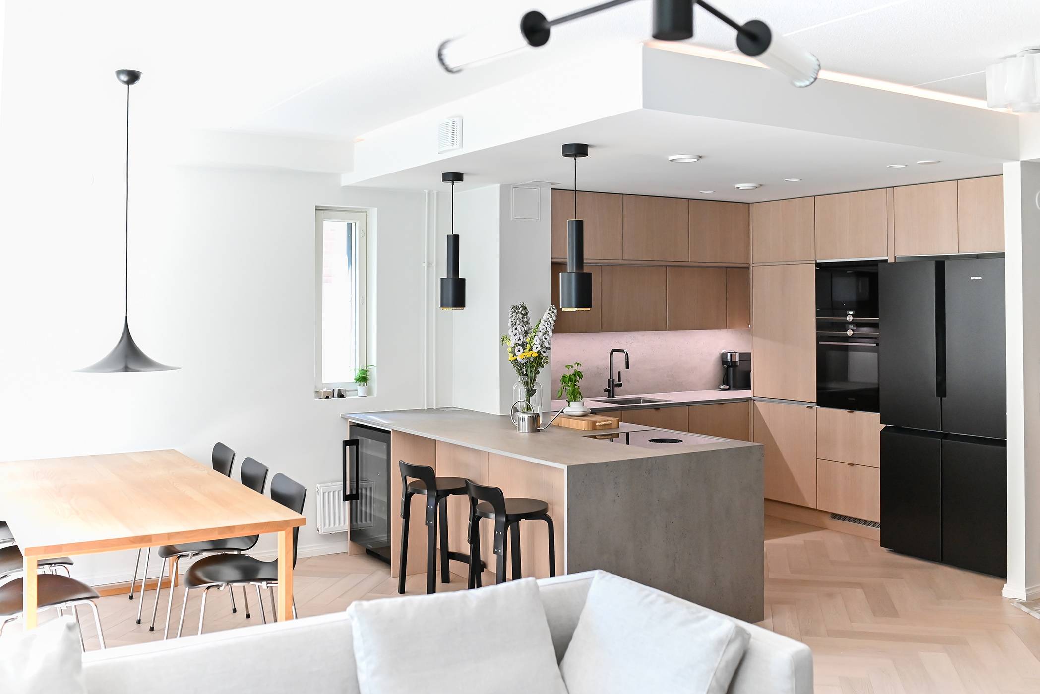 Beautifully renovated living room-kitchen.
Photo: Ekastra