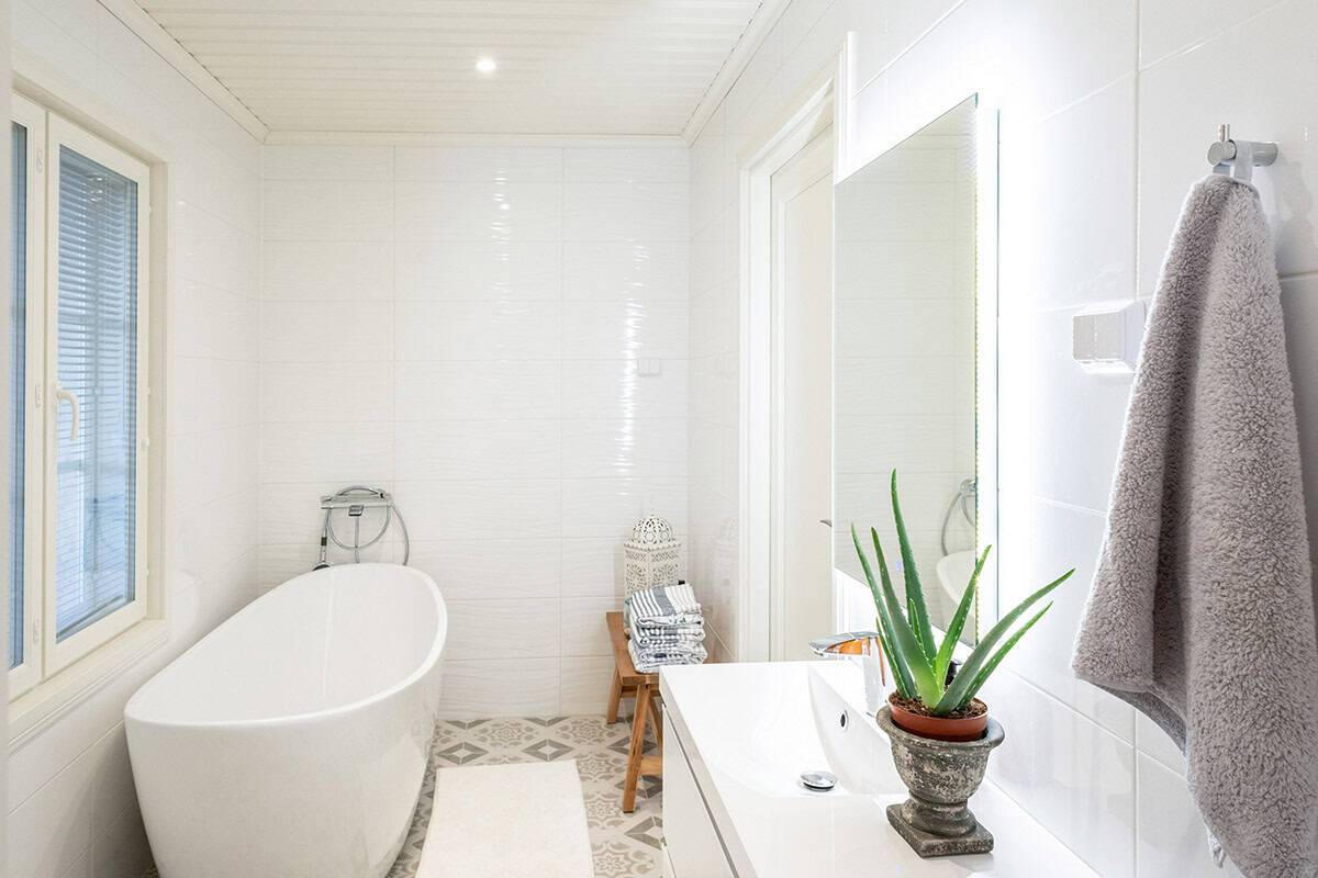 Bathroom lighting with led spotlights and mirror