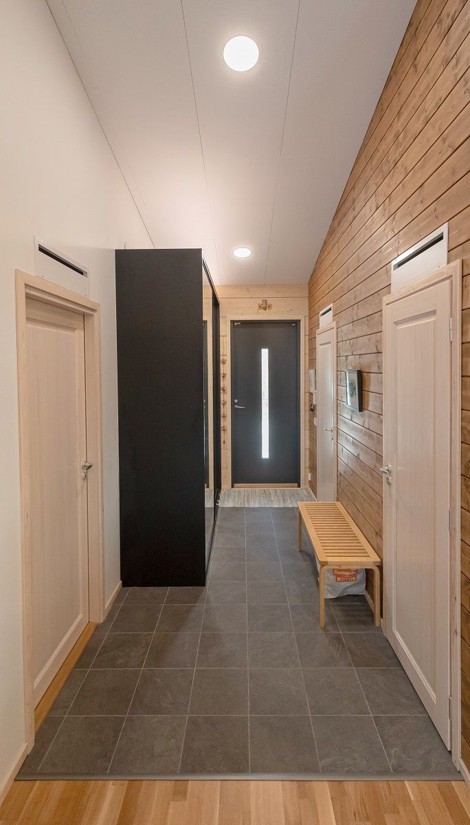 Entrance hallway lighting with plafond luminaires.
