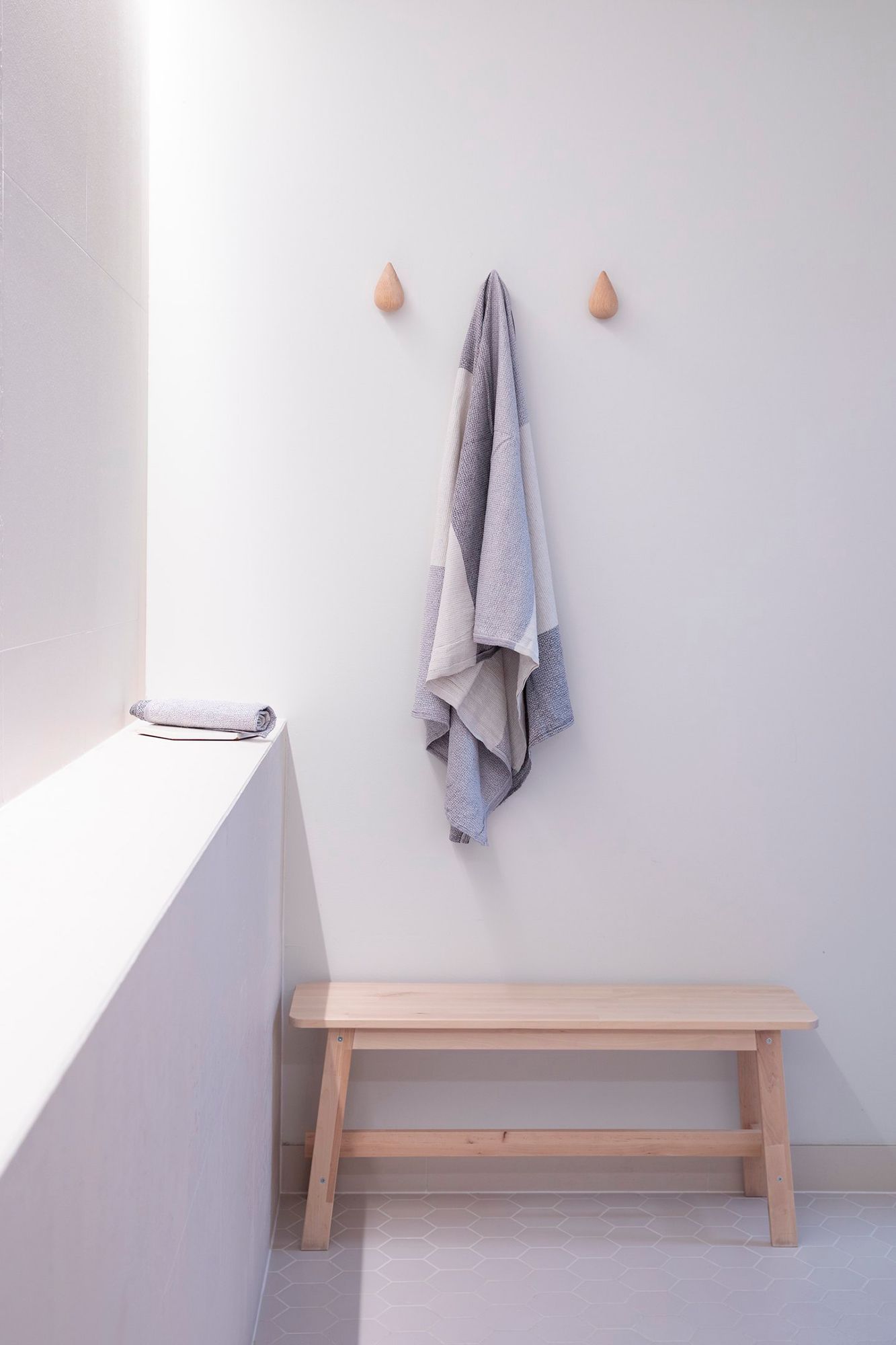 The LED strip on the ceiling provides a good general lighting and creates a spa atmosphere in the room. Ledstore.fi