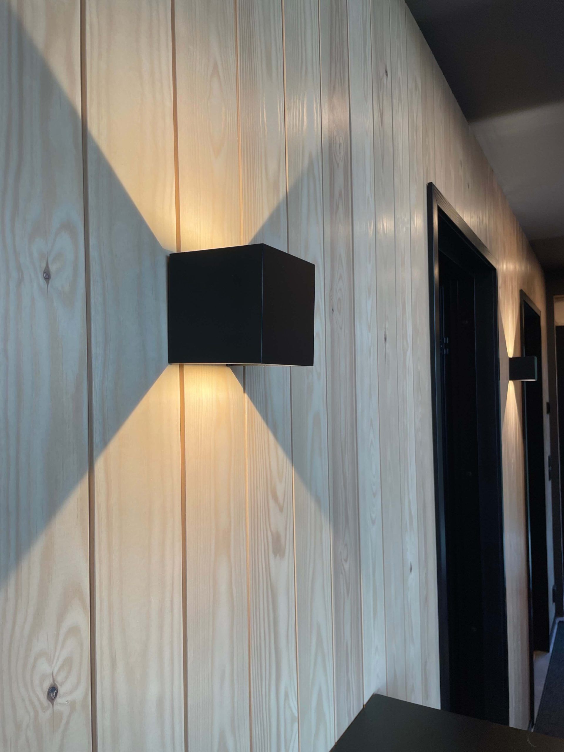 Funk wall lamp in black.