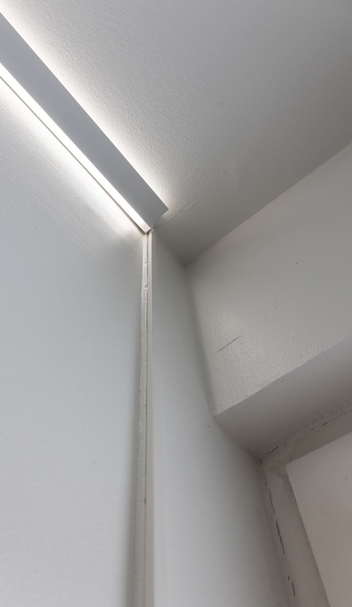 The RGB+CCT ribbon has a variegated flat cable, which can be neatly installed with a cable grip.