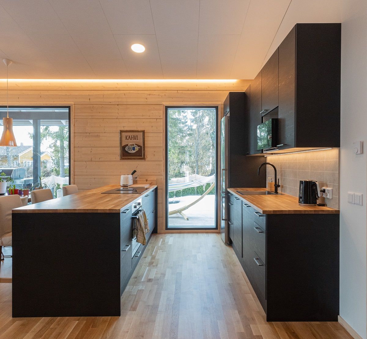 For the general lighting in the kitchen, circular panel lights have been used, which are CCT adjustable.