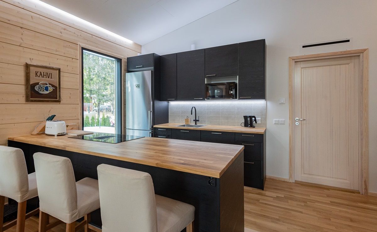 Kitchen LED strip lights are infinitely variable in colour temperature and dimmable.