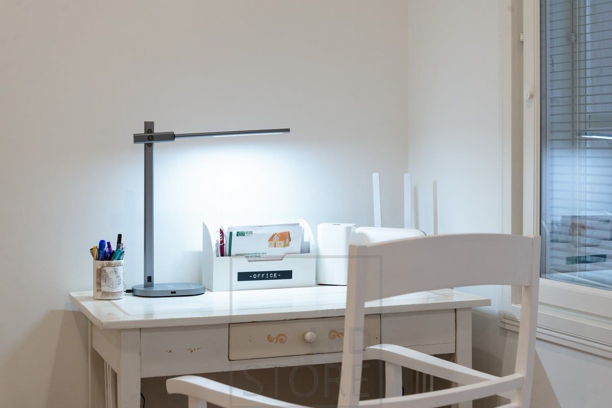 Crane work lamp. Multifunctional work light with wireless charging, USB socket, colour temperature control, dimming and sleep timer. Also available in black. Ledstore.fi