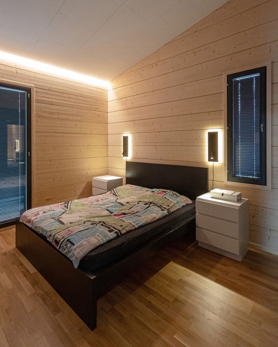 The backlight and the target light of the night light can be switched on at different times.