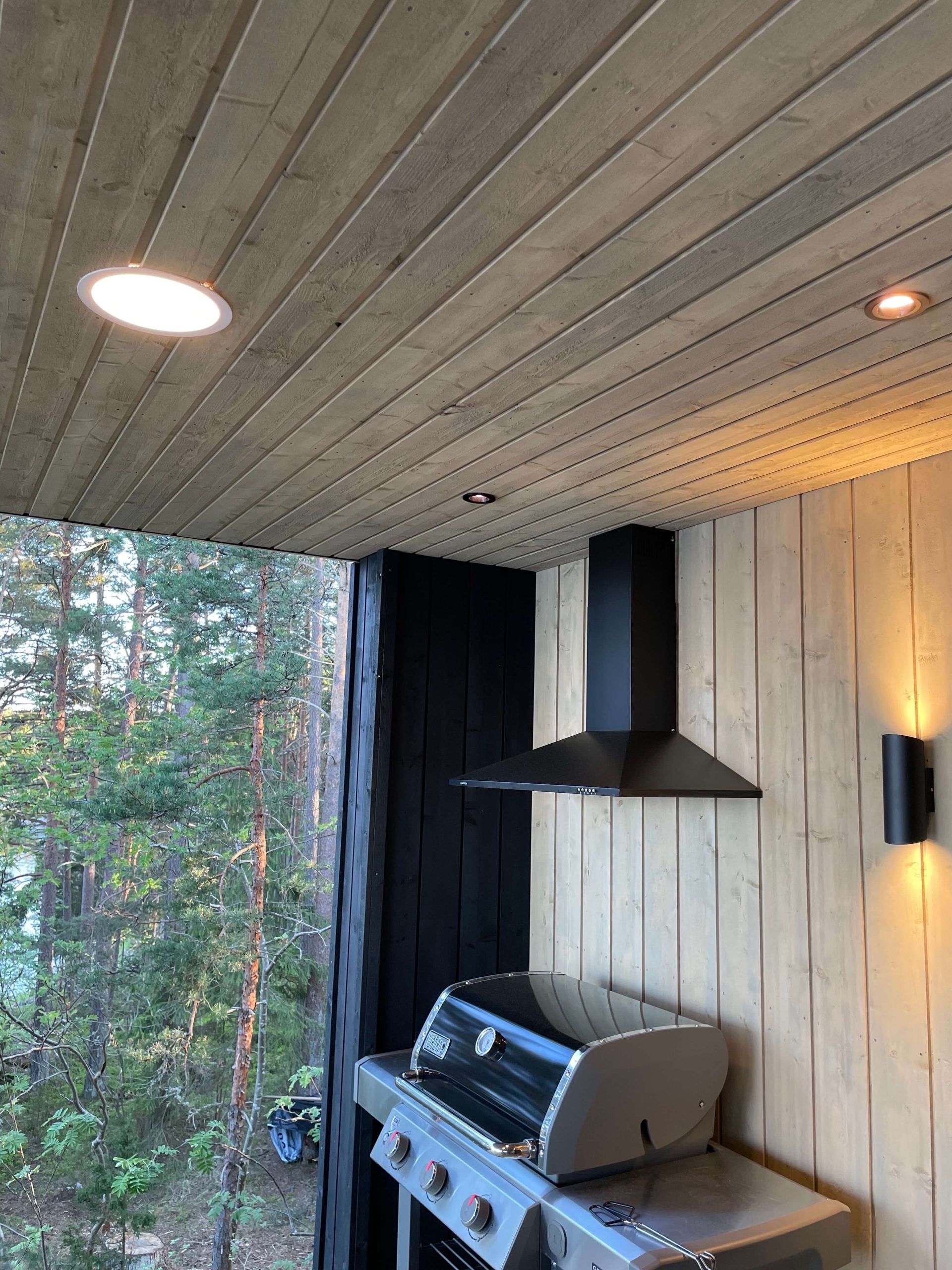 Summer kitchen lighting with 023 spotlights, plafond and black Viisto 2 lamps.