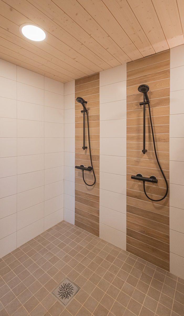 Low PLAFOND luminaires have been used for the lighting of the shower room.