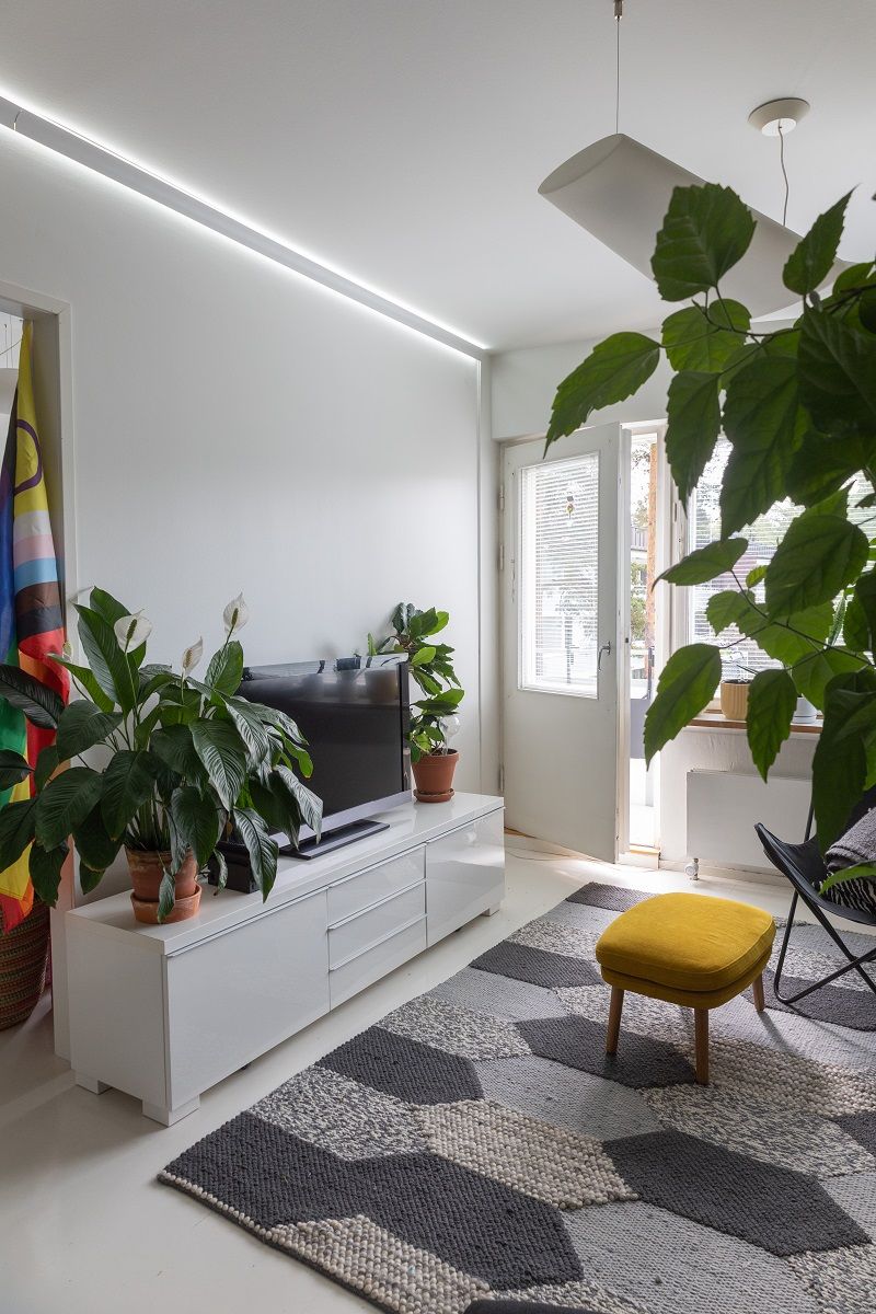 Two-way illuminated led profile in the ceiling of a living room.