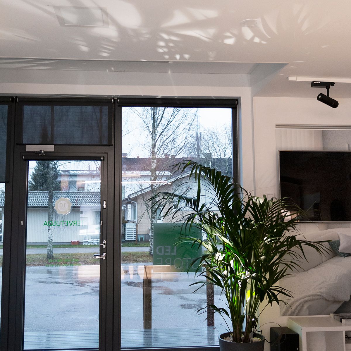 Tilt maapik mounted on an indoor plant to highlight it and bring mood lighting to the space. The light brought from the bottom up also creates beautiful shadows on the ceiling. Ledstore.fi