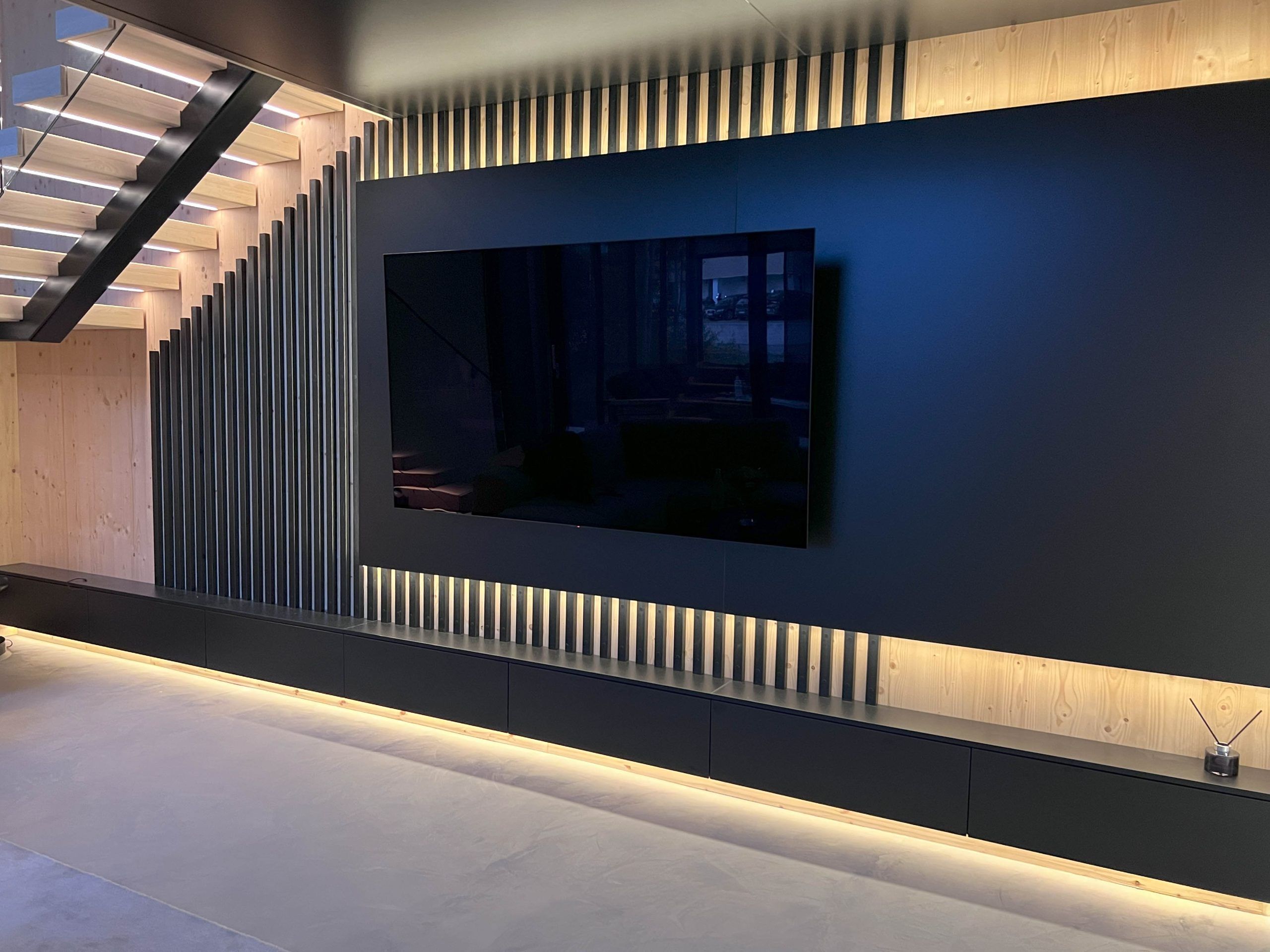 In addition to the TV background, the lower part of the low level is illuminated.