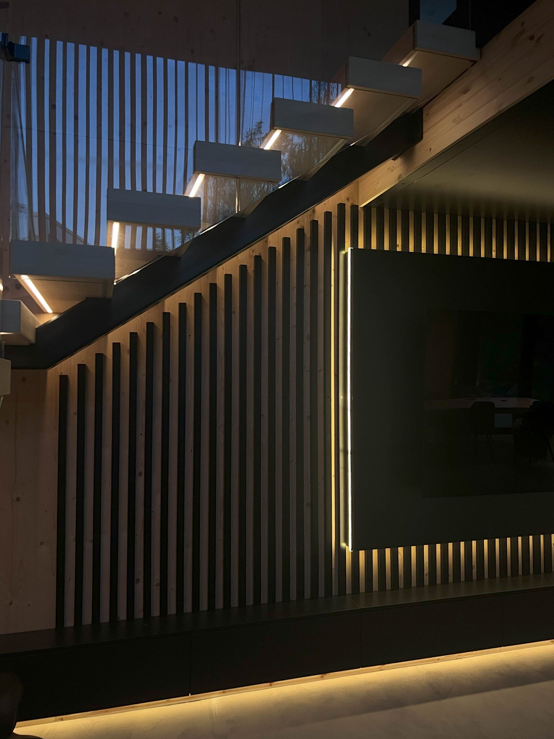 The Led strip can also be dimmed.