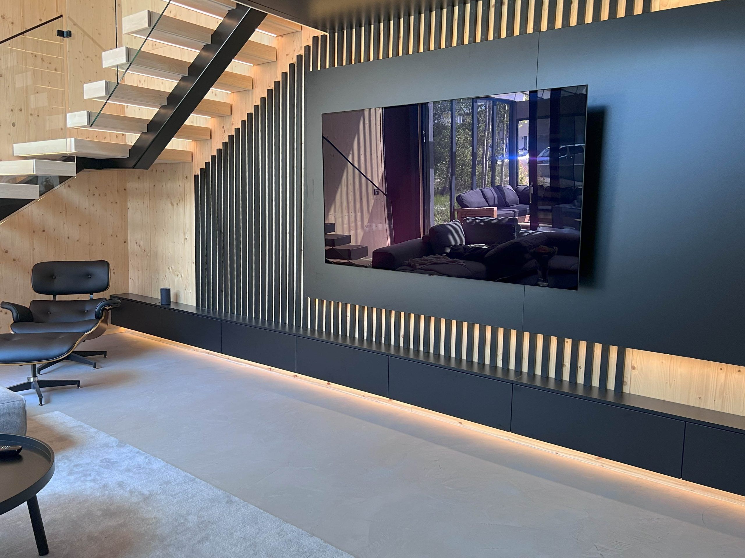 The light in the TV corner creates a cosy atmosphere.