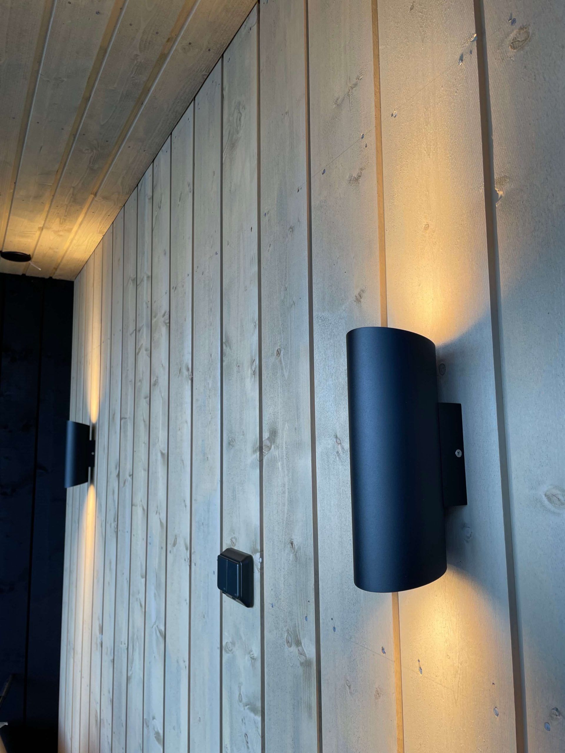 Oblique 2 luminaire in black.